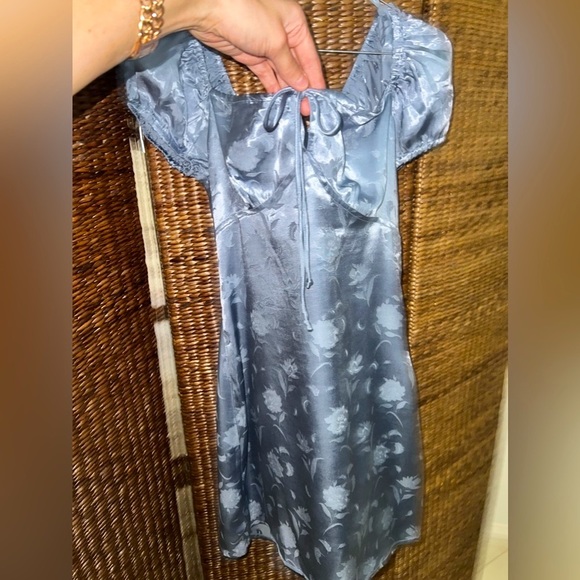📘🛋 Showpo Different Roles Dress in Blue Satin 🛋📘 Size S (8) BNWT - Picture 10 of 11